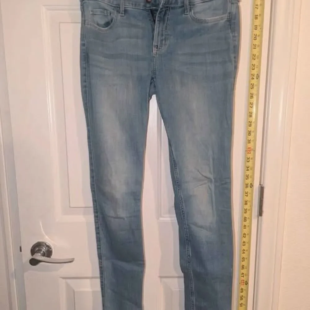 Hollister low-rise super skinny light wash denim jeans in size 5L (W27 L32)
